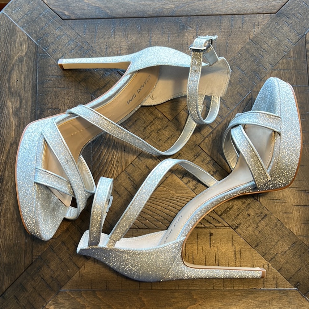 Gianni Bini “Corielle”4.75” silver strappy platform heels size 9M